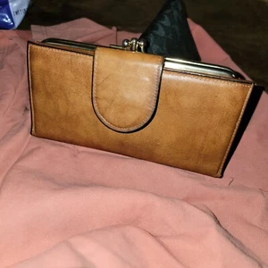 Woman's Full-size Amity Cowhide KissLoock Wallet Nos. - Picture 1 of 12