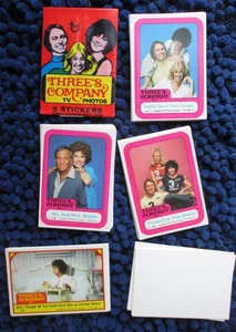 SET ADESIVI COMPLETO THREE'S COMPANY (#1-45) + involucro vuoto TOPPS 1978 Ritter - Foto 1 di 1