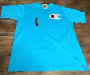 Neu mit Etikett Champion himmelblau Heritage Tee mit riesigem Patch T-Shirt - cool - Bild 1 von 3