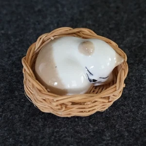 Szeiler Miniature Sleeping Cat Figurine Wicker Bed Basket Vintage England *READ - Picture 1 of 17