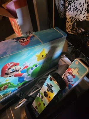 Consola y mandos nintendo wii u con base de carga. Está envuelto en mario Foto 1 de 3