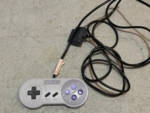 SNES Super Nintendo Controller Original OEM SNS-005 1991 Nintendo - Foto 1 di 8