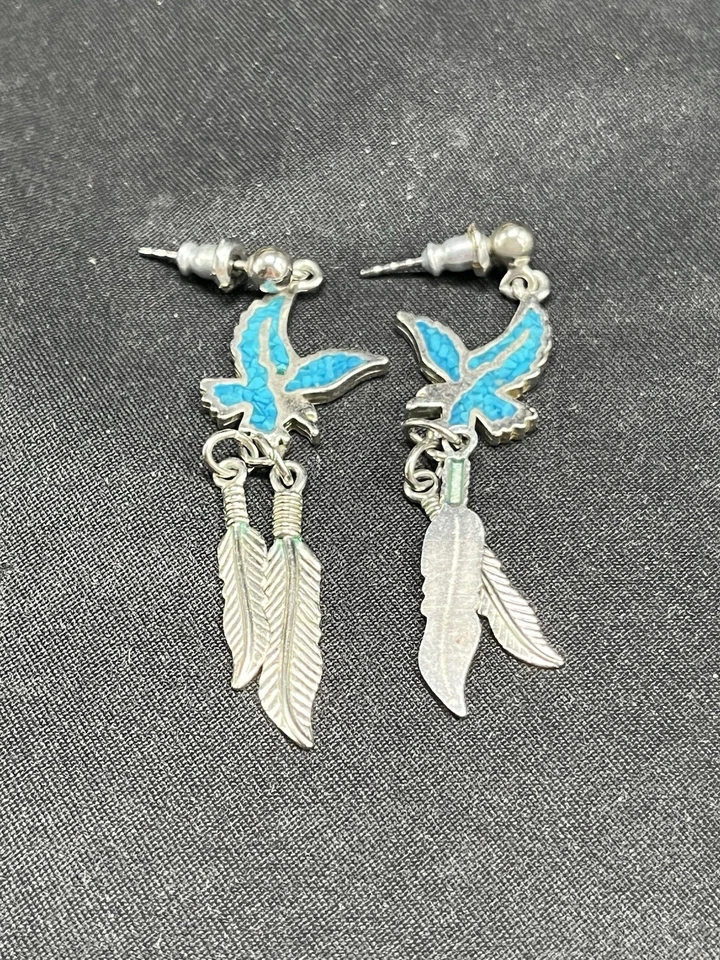 Brincos nativos americanos, com incrustação turquesa de águia e penas pendurados: - Imagem 1 de 4