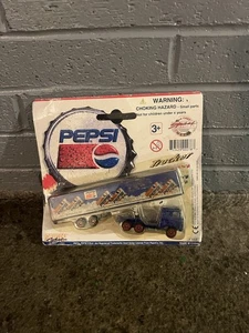 VINTAGE 1996 RUOTE DORATE PEPSI TRUCKER CON RIMORCHIO STACCABILE 02278 NUOVO - Foto 1 di 2