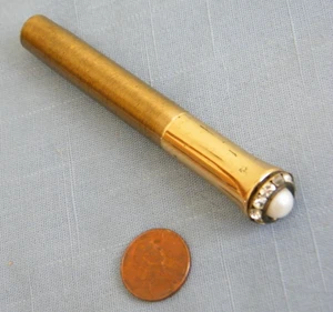 Tubo labial cepillado vintage Richard Hudnut latón estrás, perla sintética ~ vacío - Imagen 1 de 6