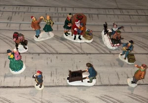 Lemax Figuren Konvolut 9 ~ Weihnachtsmannbesuch, Gepäckträger, frische Milch usw. - Bild 1 von 12