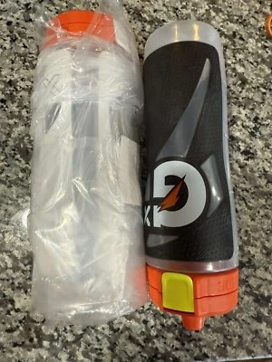 (2)-Garrafa Gatorade Gx 30 oz aperto de pele de jacaré antiderrapante. Novo em folha preto/branco - Imagem 1 de 4