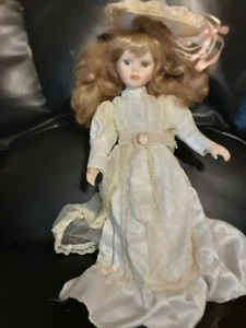Porcelain doll 16" no box/markings Laced/Satin dress w/stand - Imagen 1 de 3