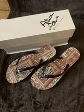 alice and olivia flip flops