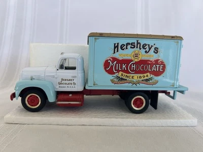 First Gear 1957 International R-190 con furgoneta de mercancías secas Hershey camión escala 1:34 Foto 1 de 4