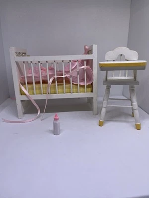 Casa de muñecas miniatura juego de guardería cuna bebé silla alta lateral móvil + biberón en muy buen estado Foto 1 de 4