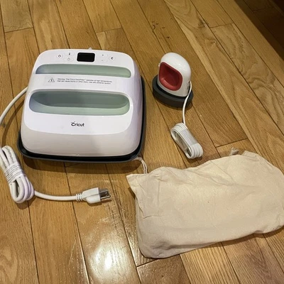 Cricut EasyPress 2 Heat Press Machine MINT (9x9) & EasyPress Mini w/ mats NEW  - Image 1 of 4