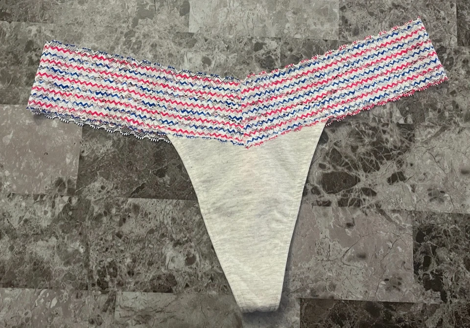CALCINHA TANGA RARA NOVA COM ETIQUETAS VICTORIA'S SECRET ROSA L CINZA VERMELHO AZUL ZIGUEZAGUE FAIXA DE RENDA - Imagem 1 de 3