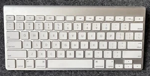 Apple Magic Keyboard Model A1314 (2 AA battery required) - Mini Keyboard - Picture 1 of 2