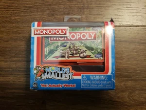 GIOCO MONOPOLI PIÙ PICCOLO DEL MONDO di SUPER IMPULSE FUNZIONA DAVVERO giocattolo in miniatura - Foto 1 di 2