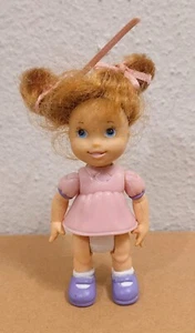 Fisher Price liebevolle Familie Kleinkind Mädchen kleine Schwester Puppe rote Haare Zöpfe 3 Zoll - Bild 1 von 8