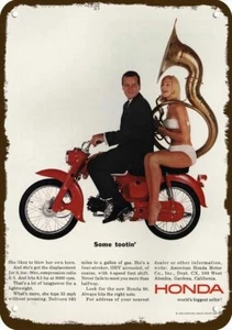 1964 Sexy Bikini Mujer Monta Honda 90 Motocicleta RÉPLICA DECORATIVA LETRERO DE METAL - Imagen 1 de 1