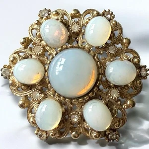 Broche de vidrio opalino tono dorado filigrana Inglaterra vintage prendedor cabujón  - Imagen 1 de 8