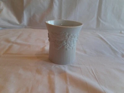 AK KAISER W. GERMANY Biskuit-Porzellan Vase, weiß, Blumen Relief signiert - Bild 1 von 4