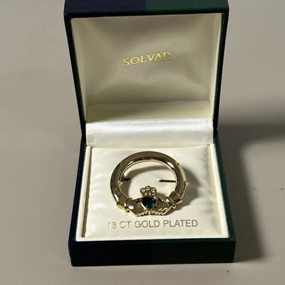 Broche Chapado en Oro Diseño Claddagh Piedra Verde Corazón Corona y Corazón 32mm x 29mm Foto 1 de 4