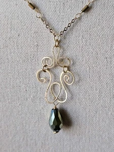 Handwerklicher Golddraht Roll Anhänger mit iridgrüner Perle an 21" Gliederkette - Bild 1 von 6