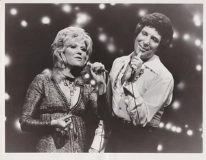 1971 Pressefoto Dusty Springfield singt mit Tom Jones in ABC TV-Show - Bild 1 von 2