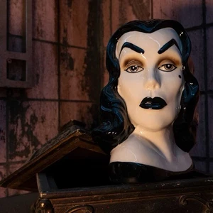 Vampira Portrait Ceramic Head Vase Flowers Kreepsville Gothic Horror Home Decor - Bild 1 von 6