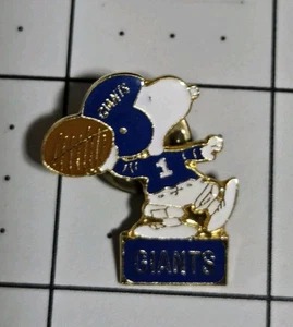 Spilla da bavero/cappello vintage NFL Snoopy NY Giants calcio. New York. Arachidi Dog Sport. - Foto 1 di 7