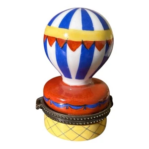 Globo de aire caliente azul, rojo y amarillo caja de baratija con bisagras pintado a mano firmado 3” - Imagen 1 de 5