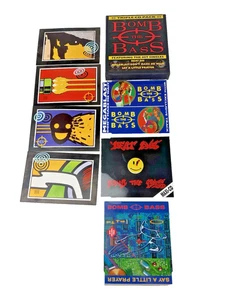 RARE CD - Bomb The Bass Triple Cd Pack With Postcards (DooD321CD) EX Shape!! - Foto 1 di 8