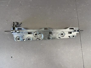 BMW X5 M X6 E70 E71 E72 UPPER GLOVE BOX HINGE Rod Mount Bracket - Imagen 1 de 3