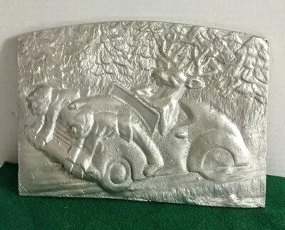 Arte de pared de metal en relieve escultura de ciervos humorísticos conduciendo cazador en capucha Foto 1 de 4