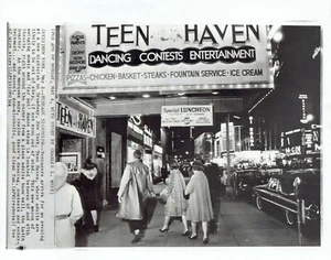 1964 Press Photo crowds walk streets near Teen Haven Nightclub in New York City - Picture 1 of 2