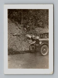 Old Car vintage B/W photo amateur photograph 3.5 x 2.5 inch - Picture 1 of 2