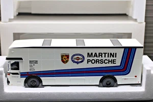 1:43 CAMION MERCEDES-BENZ "1970 - PORSCHE MARTINI" IMBALLO ORIGINALE - 12202 PREMIUM CLASSIXXS - Foto 1 di 10