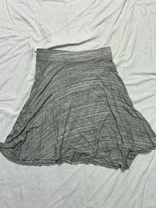 Falda gris con dobladillo asimétrico New York & Co para mujer, talla mediana. 2M - Imagen 1 de 7