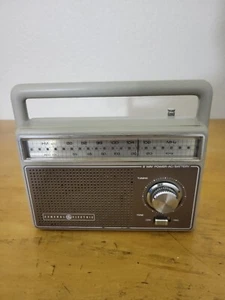 Radio AM/FM General Electric Powered AC/Batería Modelo Nº 7-2825J De Colección - Imagen 1 de 9
