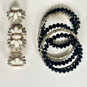 Elegante conjunto de dos brazaletes con cuentas blancas y negras para mujer Macys envolventes - Imagen 1 de 15
