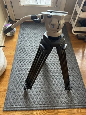 Vinten carbon fiber Tripod - FiberTec 3498-3 - Image 1 of 4