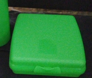 Tupperware Green Sandwich Keeper Clamshell Diseño con Bisagras Nuevo - Imagen 1 de 1