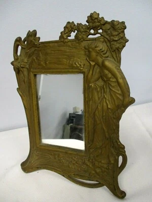 MARCO DE PIE ART NOUVEAU con HERMOSA DAMA, HIEDRA Y FLORES 11 1/2" METAL ANTIGUO Foto 1 de 4