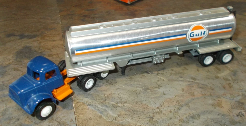 Gulf Gasoline Tanker '75 Winross Truck - Image 1 of 1