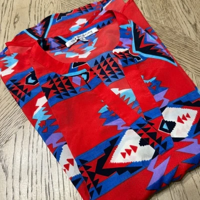 Top túnica Collective Concepts para mujer pequeño rojo estampado tribal azteca cuello en V Foto 1 de 4