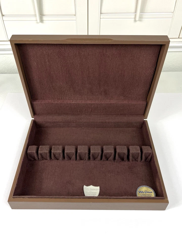 Винтажный деревянный сундук McGraw Box Co. с бархатной подкладкой из серебра с защитой от потускнения - Изображение 1 из 4