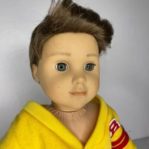 Suéter Amarillo Muñeca American Girl Logan Everett Pelo Marrón Ojos 18 pulgadas Niño Muñeca - Imagen 1 de 5