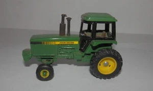 1:64 John Deere Cabbed Tractor with Front Weight Package - Picture 1 of 5