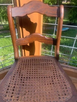 Silla de caña pequeña, de nogal macizo, antigua Foto 1 de 3