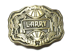 Vintage 1970er Oden Larry Gürtelschnalle Bronze/Messing Ton personalisiert 3"X 2,25" - Bild 1 von 2