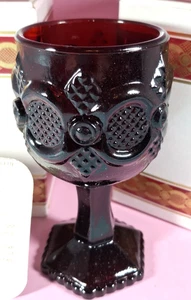 2 Vintage Avon Cape Cod Rubinrot Glas Dessert Wein Kelch 6" - Paar Neu im Karton mit Kerze - Bild 1 von 9