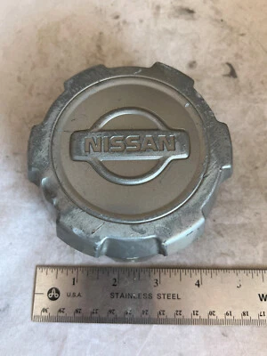 Cubierta de tapacubos central de rueda gris metalizado Nissan Pathfinder 1999-01 40315 2W320 Foto 1 de 4